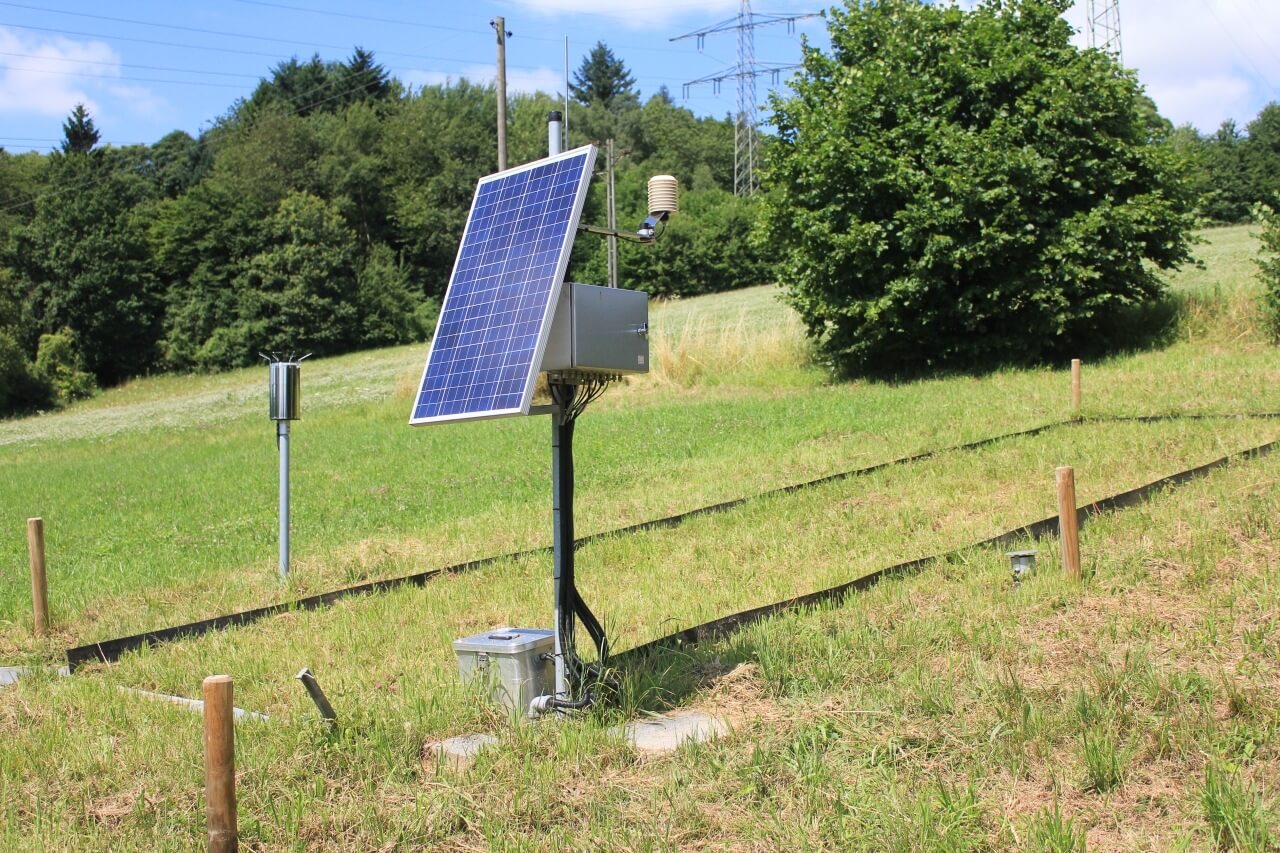 Klimamessstation im Gelände